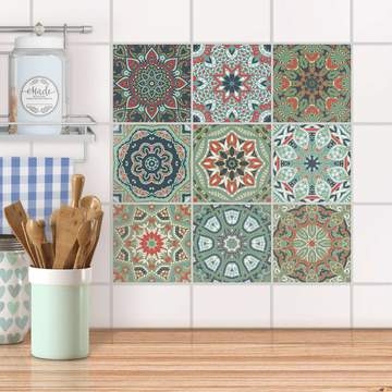 Mosaik Motivfliesen auf Kacheln der Küchenfliesen aufgeklebt