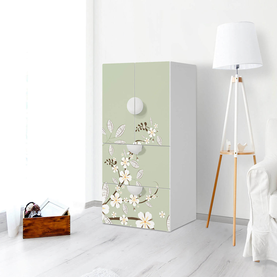 Möbelfolie White Blossoms - IKEA Smastad kombiniert - 2 Schubladen und 2 kleine Türen - Kinderzimmer