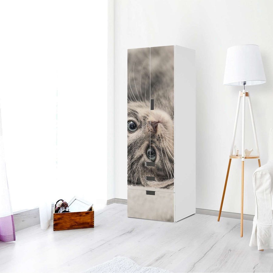 Klebefolie Kitty the Cat - IKEA Stuva kombiniert - 3 Schubladen und 2 große Türen (Kombination 1) - Wohnzimmer