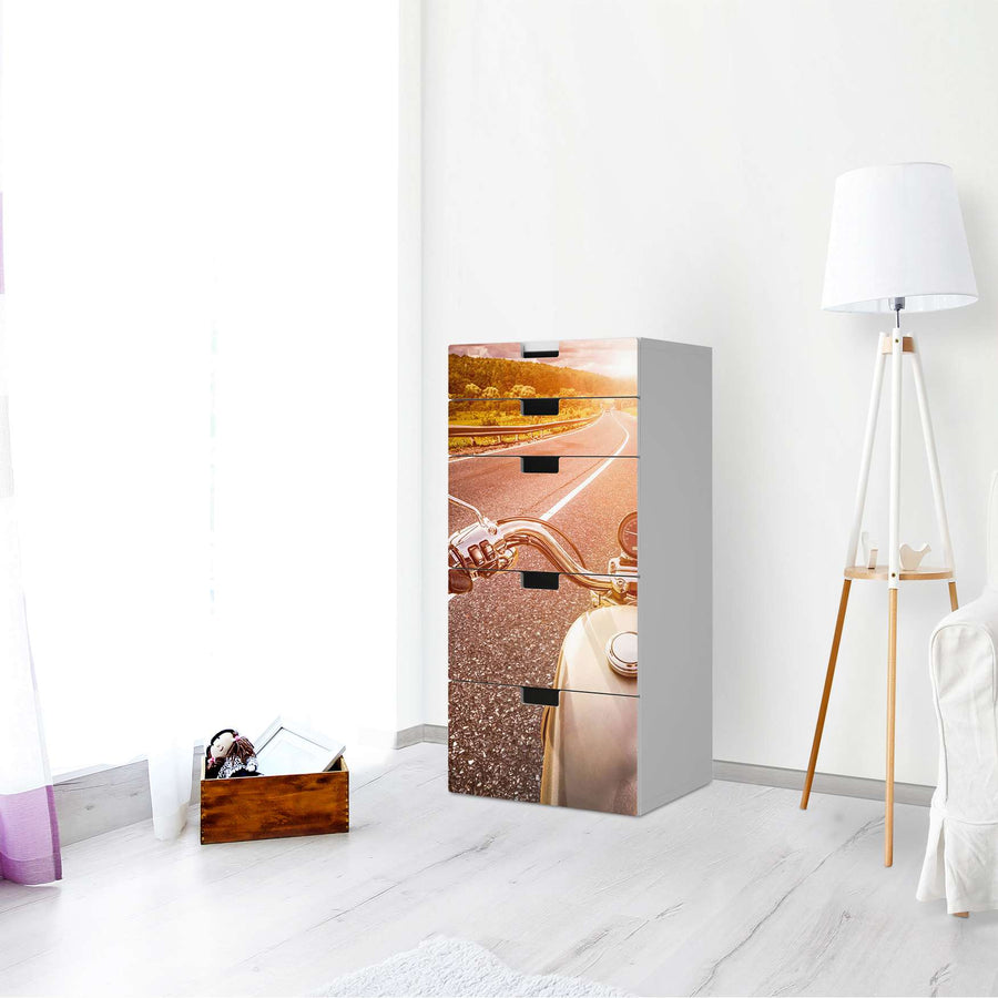 Möbel Klebefolie Easy Rider - IKEA Stuva Kommode - 5 Schubladen - Wohnzimmer