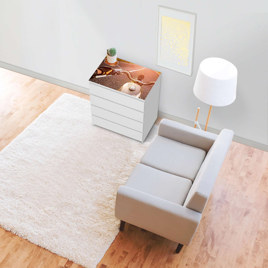 Möbelfolie Easy Rider - IKEA Malm Kommode 4 Schubladen [oben] - Wohnzimmer