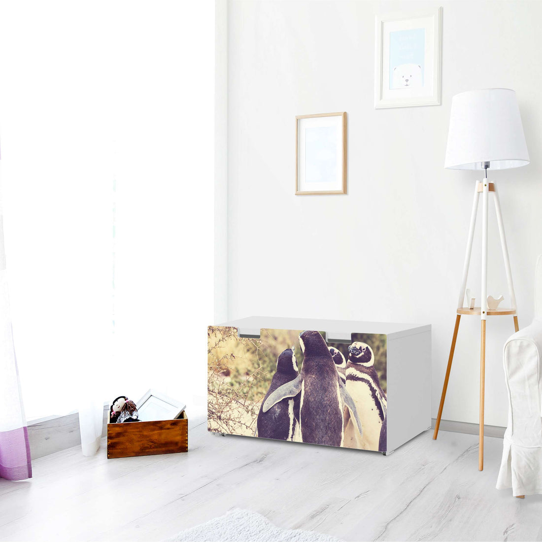 Möbelfolie Pingu Friendship - IKEA Stuva Banktruhe - Wohnzimmer