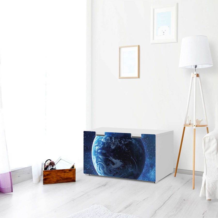 Möbelfolie Planet Blue - IKEA Stuva Banktruhe - Wohnzimmer