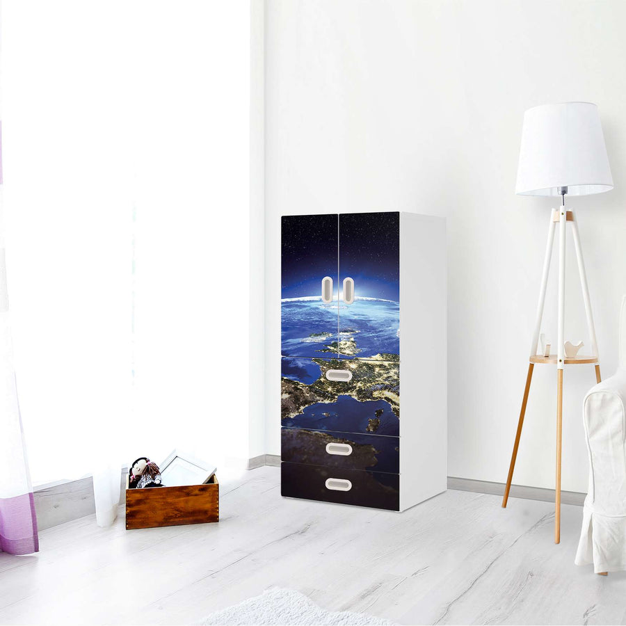 Möbelfolie Earth View - IKEA Stuva / Fritids kombiniert - 3 Schubladen und 2 kleine Türen - Kinderzimmer