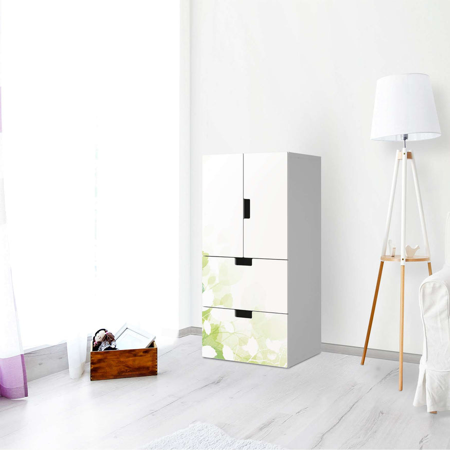 Möbelfolie Flower Light - IKEA Stuva kombiniert - 2 Schubladen und 2 kleine Türen - Wohnzimmer