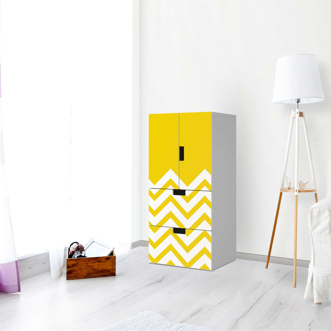 Möbelfolie Gelbe Zacken - IKEA Stuva kombiniert - 2 Schubladen und 2 kleine Türen - Wohnzimmer