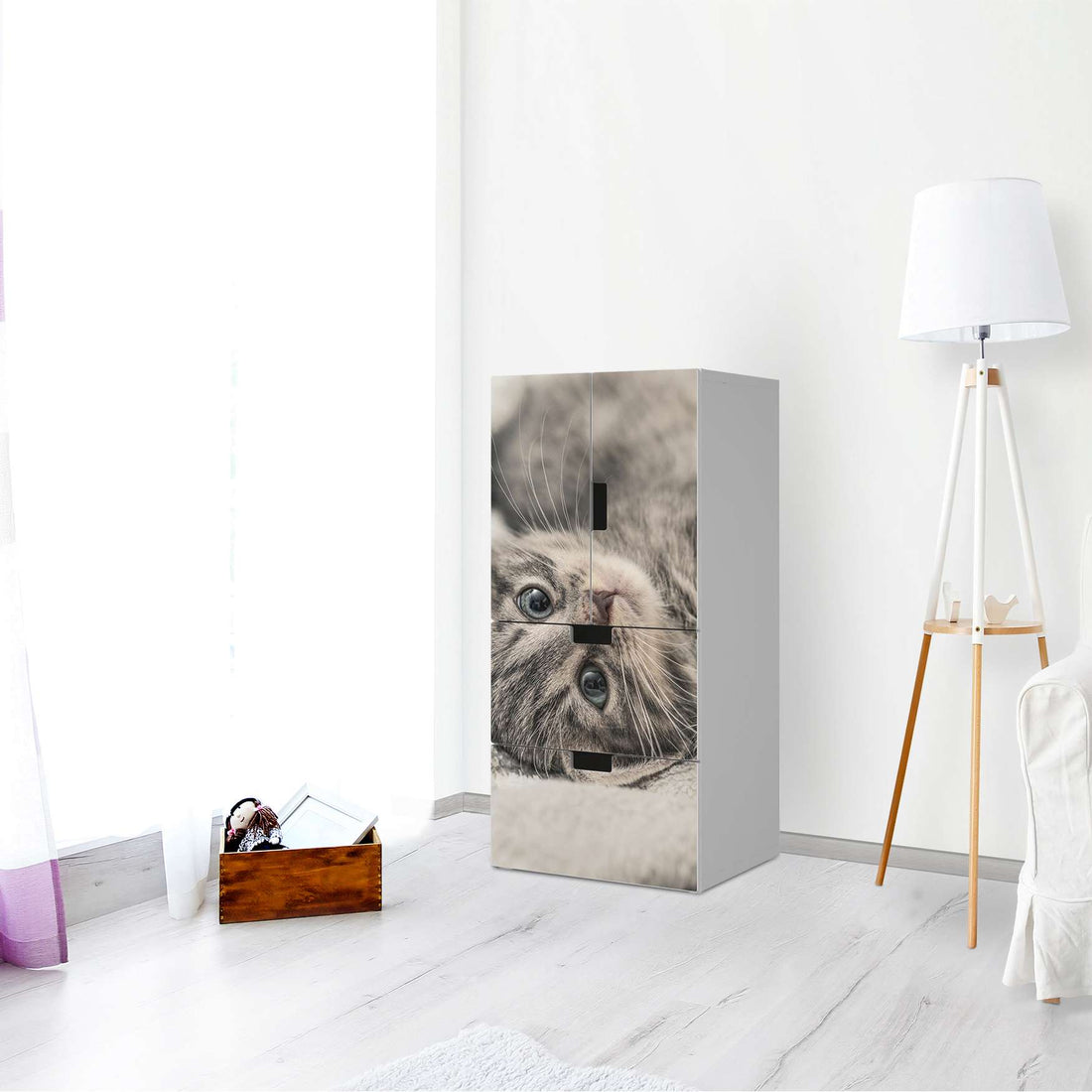 Möbelfolie Kitty the Cat - IKEA Stuva kombiniert - 2 Schubladen und 2 kleine Türen - Wohnzimmer