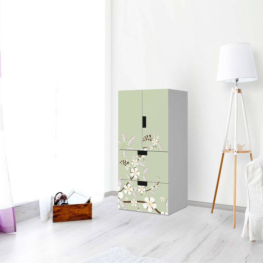 Möbelfolie White Blossoms - IKEA Stuva kombiniert - 2 Schubladen und 2 kleine Türen - Wohnzimmer