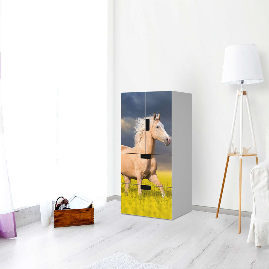 Möbelfolie Wildpferd - IKEA Stuva kombiniert - 2 Schubladen und 2 kleine Türen - Wohnzimmer