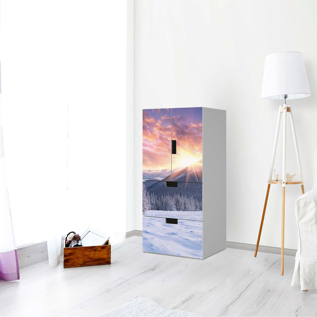 Möbelfolie Zauberhafte Winterlandschaft - IKEA Stuva kombiniert - 2 Schubladen und 2 kleine Türen - Wohnzimmer