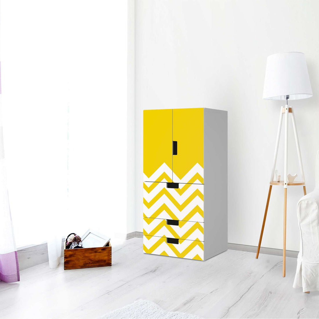 Möbelfolie Gelbe Zacken - IKEA Stuva kombiniert - 3 Schubladen und 2 kleine Türen - Wohnzimmer