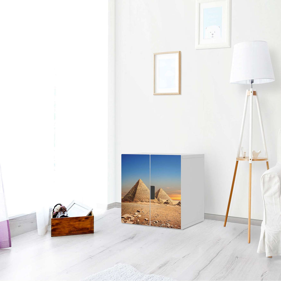Selbstklebende Folie Pyramids - IKEA Stuva Schrank - 2 kleine Türen - Wohnzimmer